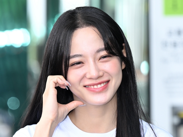 ドラマ『社内お見合い』女優キム・セジョン、ミニスカートから“長い美脚”を披露し、ファン魅了【独自写真】