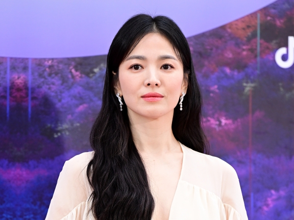 ハン・ソヒとの共演が白紙になった女優ソン・ヘギョ、“パートナー”とのキスSHOTが話題に【PHOTO】