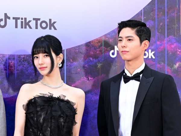 パク・ボゴムも思わず惚れる…？女優スジ、“最強すぎる自撮りSHOT”公開で「彼女にしたい！」【PHOTO】