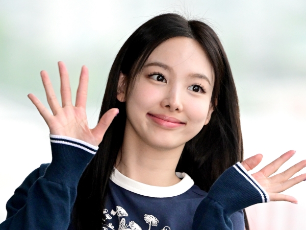 「可愛いが爆発してる」TWICE・ナヨン、“キュートなうさ耳SHOT”披露でファンを悩殺！【PHOTO】