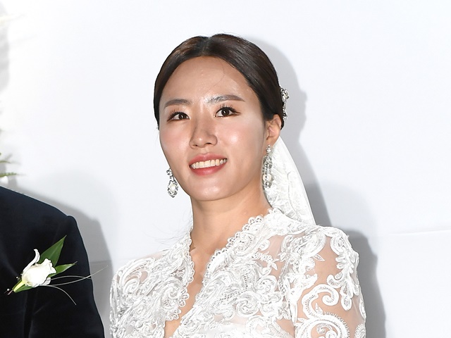 小平奈緒の親友イ・サンファ（34）、近距離自撮りで魅せる成熟美貌…「美しすぎる」とファンも虜【PHOTO】