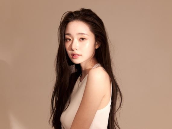 IVE・ウォニョンそっくり？“偽ブランド品”で炎上した韓国女性ユーチューバー、「プリンセス」のような姿に反響【PHOTO】