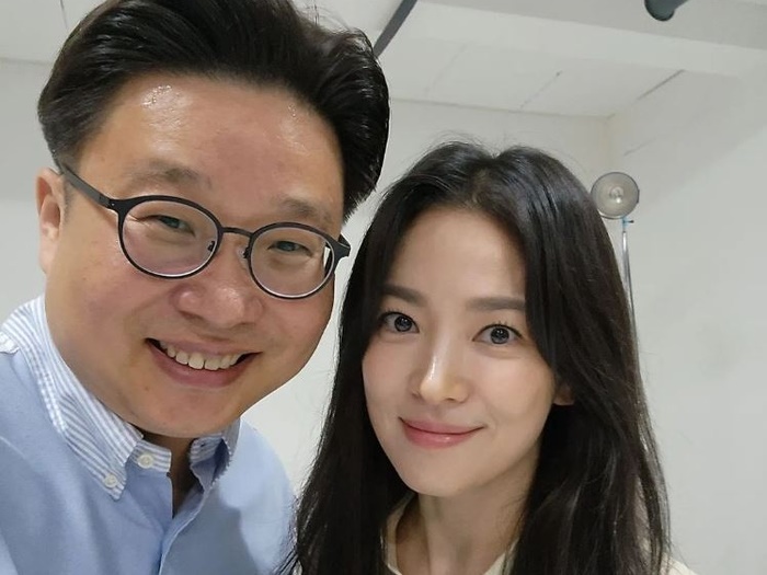 『ザ・グローリー』女優ソン・ヘギョ、自称「韓国広報専門家」教授と自撮り…どんなつながりが？