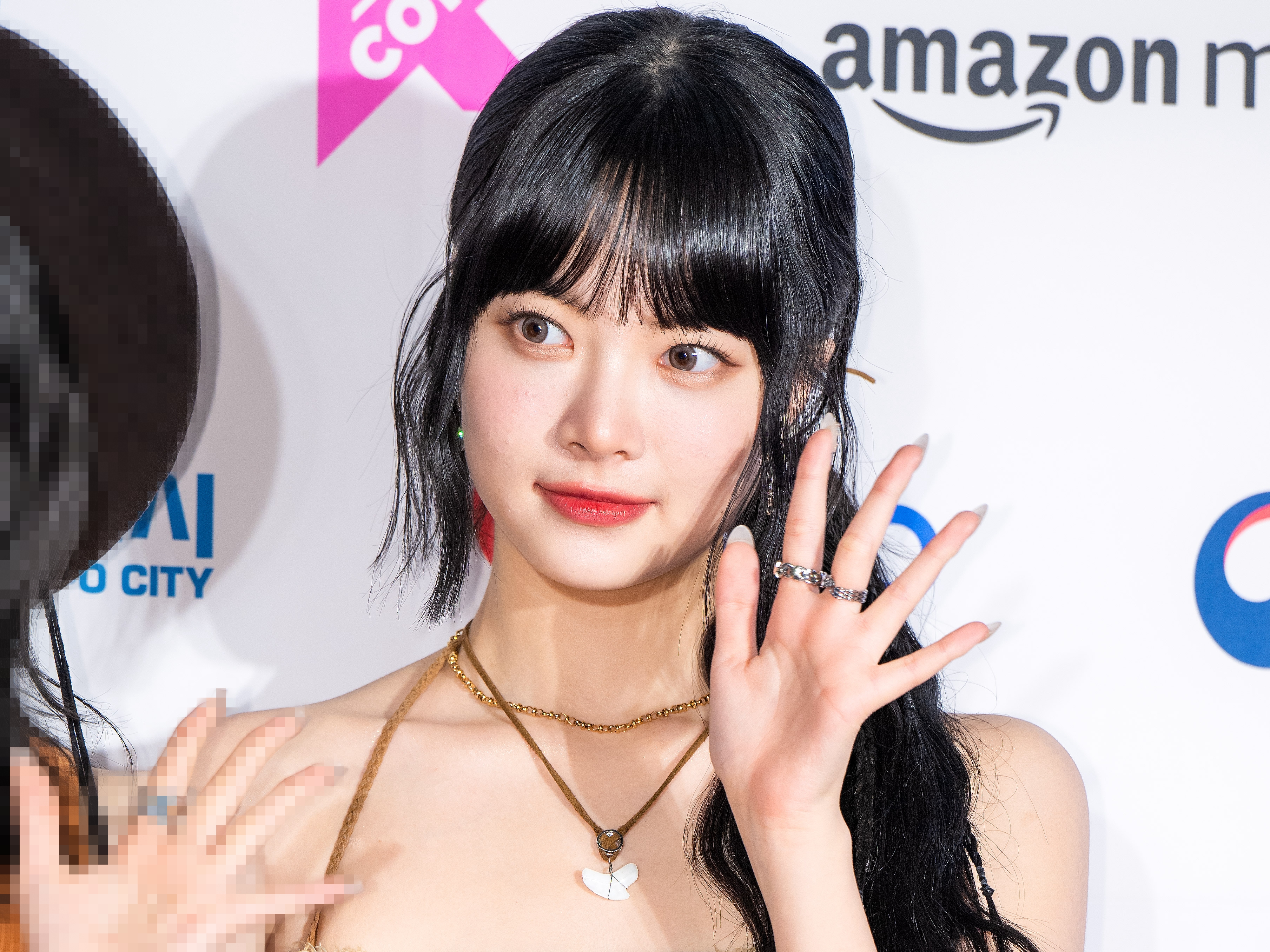 バッサリイメチェン!? LE SSERAFIM“最年少”ウンチェ、ロングからボブになった自撮りショット【PHOTO】