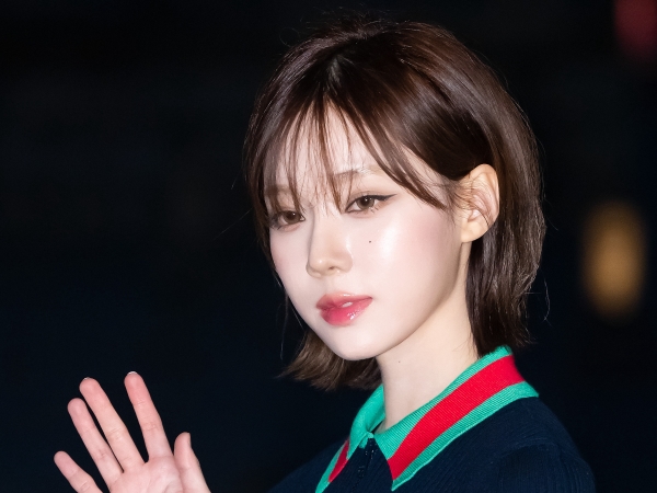 妖艶な雰囲気で別人のよう…aespa・ウィンター、赤レザーをまとった大人っぽビジュ【独自写真5枚】