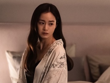 “韓国で最も美しい女優”キム・テヒ、初のサスペンスで見せる「憂いを帯びた艶やかさ」【PHOTO】