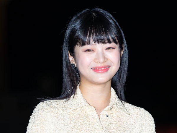 新しい髪型にも注目！NewJeans・ハニ、ストッキングで美脚強調…上品で大人っぽいスタイル【独自写真5枚】