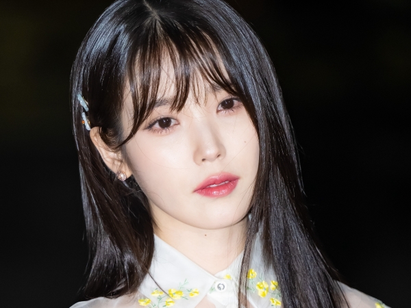 完全に“真夏の女神”！歌手IU、肌見せコーデ×外ハネスタイリングが最高にフレッシュで可愛いと話題【PHOTO】