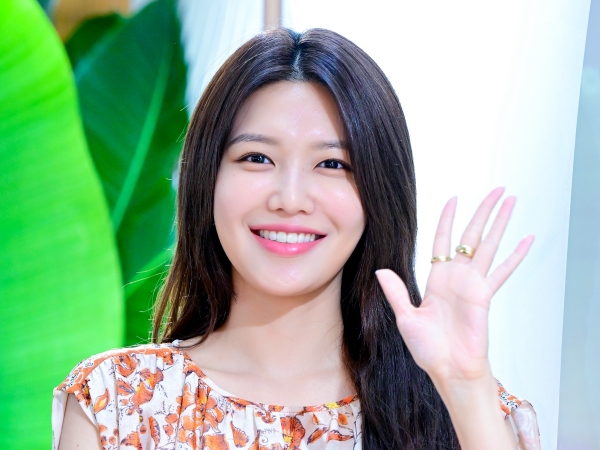 美脚といえば少女時代！スヨン、深いスリットからすらりとした生足… 夏ワンピ姿に注目【独自写真6枚】