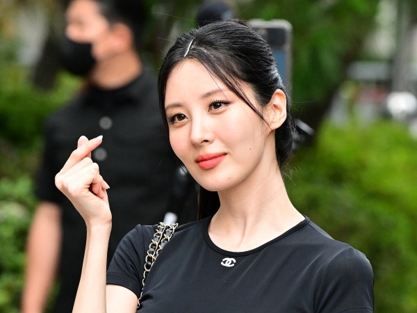 「主役級のビジュ」少女時代・ソヒョンがパーティーガールに！キュートな“腹チラショット”【PHOTO】