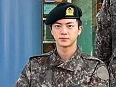兵役中BTS・JIN、“職権乱用”女性幹部の被害に？ 「直に予防接種を打った」報道にファン困惑