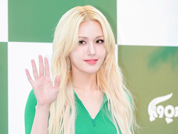 【写真】「本当に綺麗な脚」I.O.I出身の歌手チョン・ソミ、“絶対領域”あらわなショーパン姿に反響