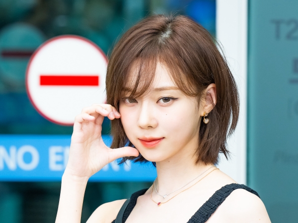 「芸術的ビジュアル」aespa・ウィンター、“美鎖骨＆ 肩のライン”がチラリ！愛くるしい表情で悩殺【PHOTO】