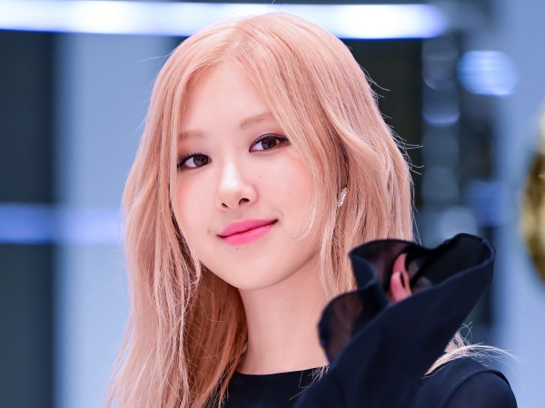 「腰が太ももくらい細い」BLACKPINK・ロゼ、ミニドレスで見せた“バックショット”にファン驚愕！【PHOTO】