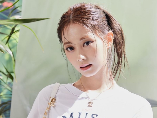 「人類の奇跡だって…」TWICE・ツウィが夏を先取り！タイトスカートから伸びる“生足美脚”に釘付け【PHOTO】