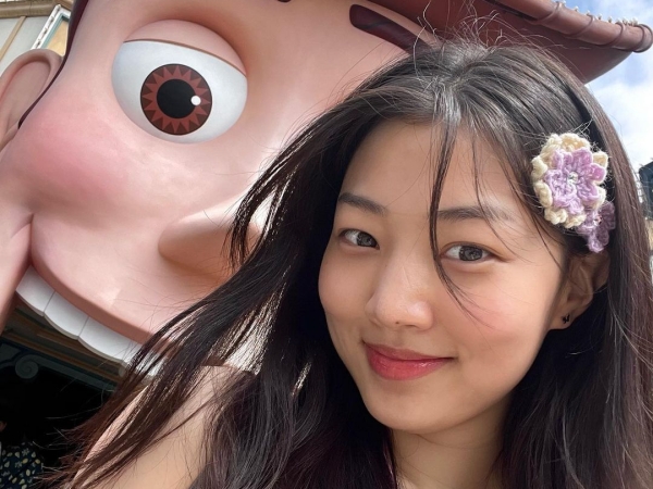 TWICE・ジヒョの“実妹”イ・ハウム、ディズニーシー満喫も…姉妹そっくりな美貌に注目