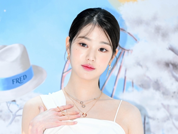 おびただしい人の中で自撮り…IVE・ウォニョン、スマホより小さい顔に驚愕の声「やばすぎ」【PHOTO】