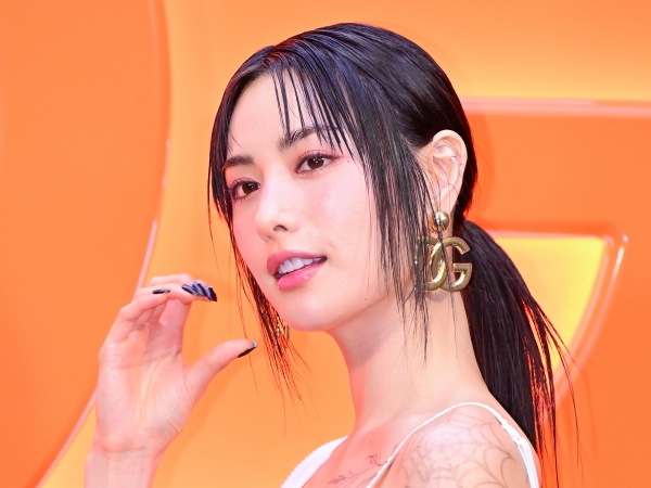 “世界1位”の韓国女優ナナ、全身のタトゥーも堂々と見せつける！体のラインくっきりドレス姿【独自写真7枚】