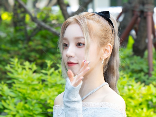 【写真】「世紀の美女になっていく」(G)I-DLE・ウギ、鮮やかなコントラストまぶしい“美背中”全開