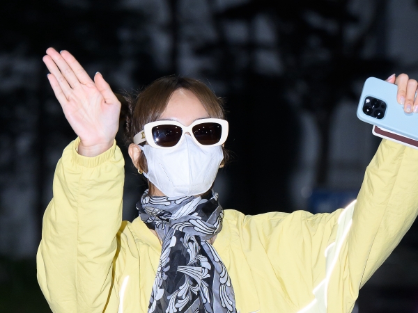“3人体制”での大阪公演終えたBLACKPINK・リサ、帰国… 元気いっぱいの挨拶で魅了！【独自写真】