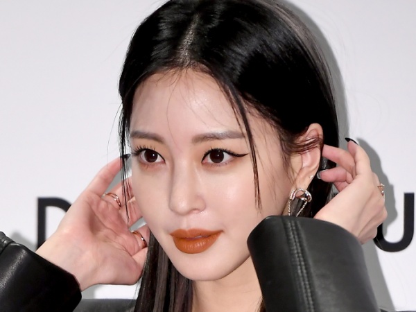 脇腹からウエストのラインが芸術的…女優ハン・イェスル（43）、露出多めの大胆衣装で登場【PHOTO】