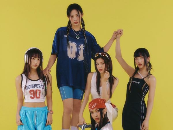 ヘルシーな肌見せに「キュン！」NewJeansが“90年代風スポーティーコーデ”でサマーガールに変身！【PHOTO】