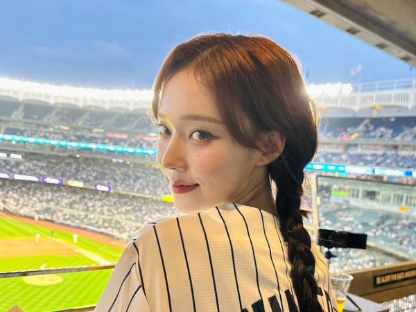 「可愛すぎデートしたい」aespa・ウィンター、米NYで“野球観戦SHOT” ホットドッグをパクリ！【PHOTO】