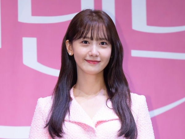 ジュノとの“濃厚キス”が話題に！少女時代・ユナ（33）、制服姿で“女子高生風ショット”公開【PHOTO】