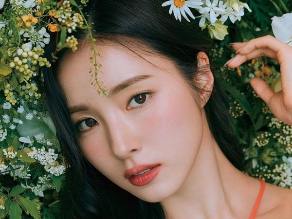 「年中無休の美しさ」シン・セギョン、“デコルテ全開”キャミソールドレス姿に絶賛の嵐【PHOTO】
