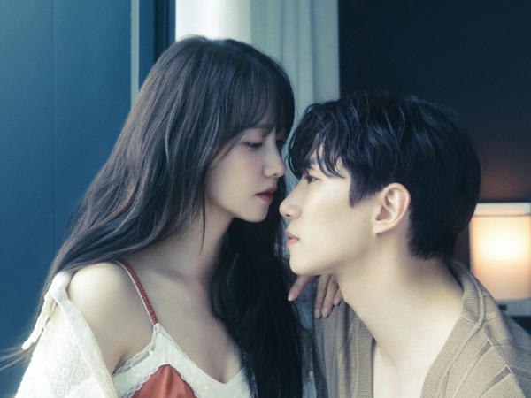 【写真】「直視できない」少女時代・ユナ、“はだけ姿”で2PM・ジュノに接近…大胆な最新ビジュ
