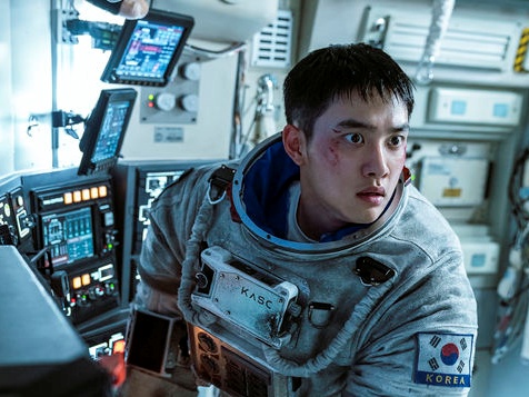 監督も大絶賛！EXO・D.O.、真夏の撮影でも数十kgの宇宙服を着て熱演した“感情シーン”