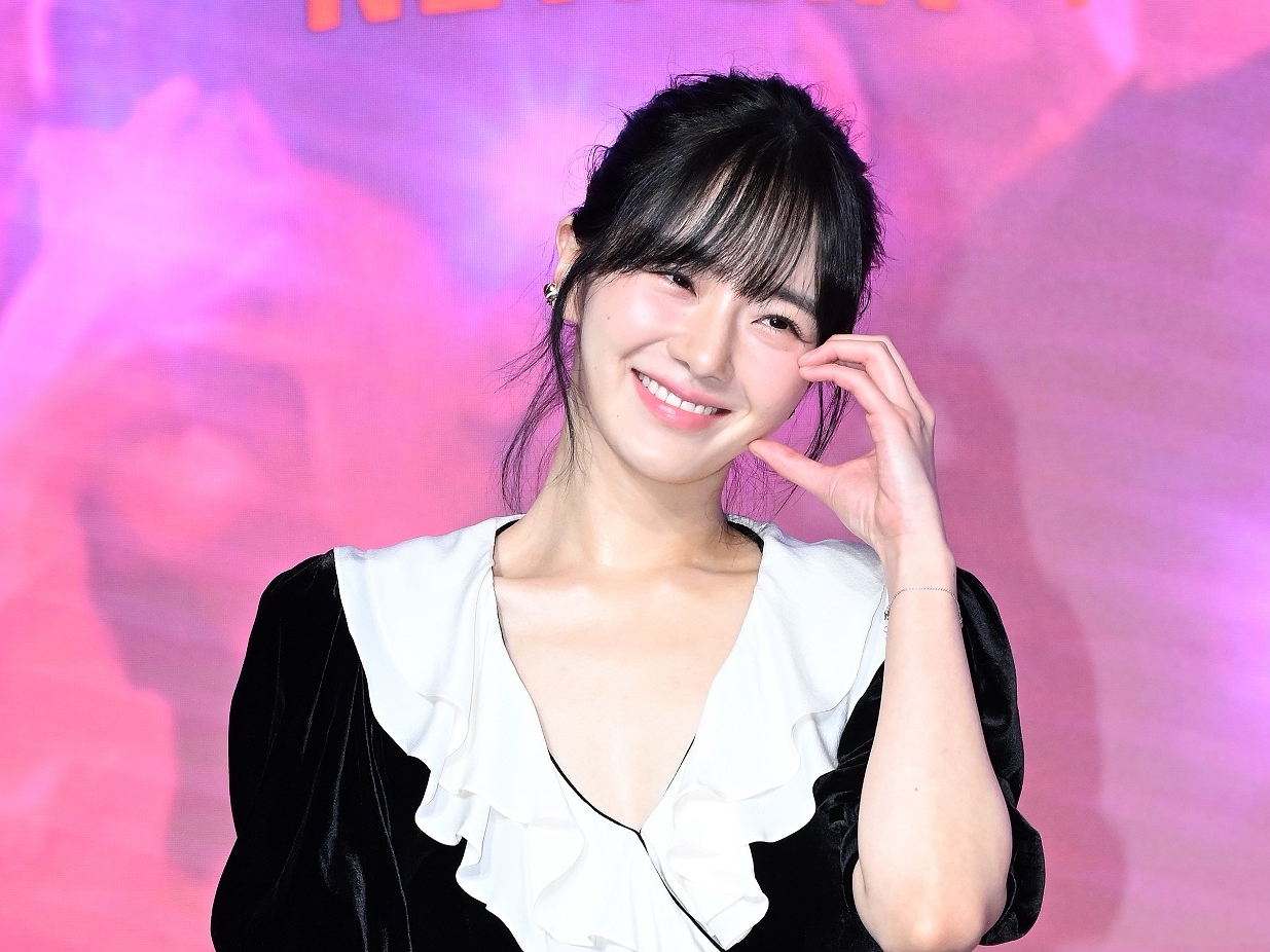 【写真】『サイコ』の頃の清純さはどこへ…？パク・ギュヨン、胸元開いた“大胆ドレス”で妖艶な魅力を発揮