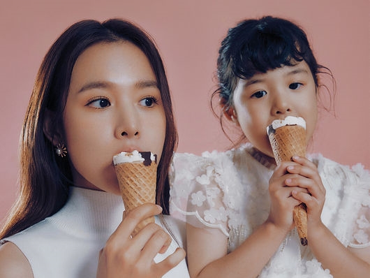 離婚した元夫の俳優と時を同じく…3年ぶりに姿を見せた韓国女優（40）、親権を取った娘と雑誌に登場