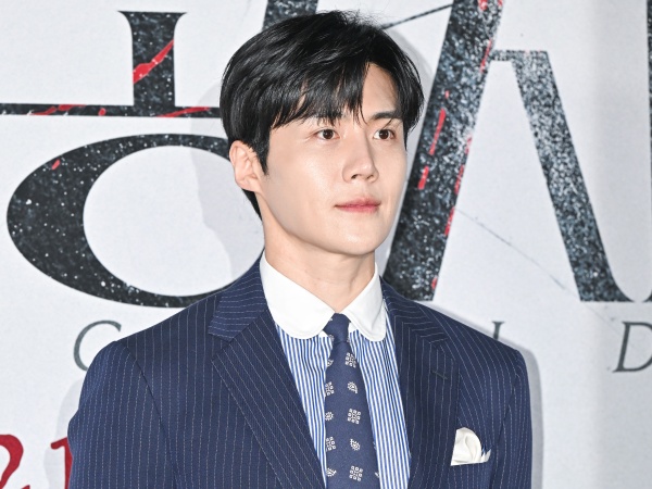 映画デビュー作『貴公子』が日本でも公開！俳優キム・ソンホ、派手色ジャケットに負けない“ハンサムビジュ”【PHOTO】