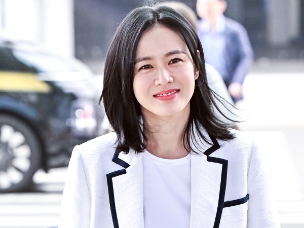 美脚スラリ…女優ソン・イェジン（41）、“母親らしからぬ”抜群スタイルで公の場に登場【独自写真】