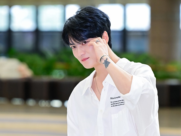 ジェジュン、清潔感あふれる“生足半ズボン”姿に反響「どうしてこんなにも美しい」【PHOTO】