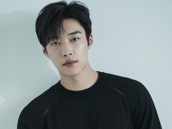 まだ今年で32歳…!?俳優ウ・ドファン、トレードマークの“魅惑的な目つき”から放たれる色香がすごい【PHOTO】