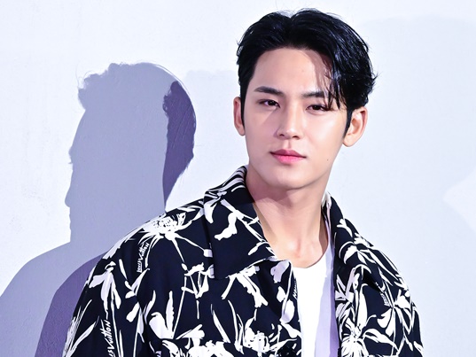 SEVENTEEN・ミンギュ、「色香あふれる」肉体美披露も…プールで“大はしゃぎ”のギャップに反響【PHOTO】