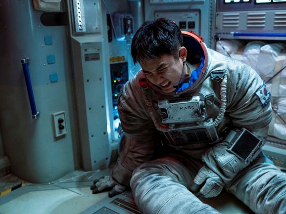 EXO・D.O.主演映画『THE MOON』、緊迫した雰囲気が漂うセンター内…D.O.は無事帰還できるのか