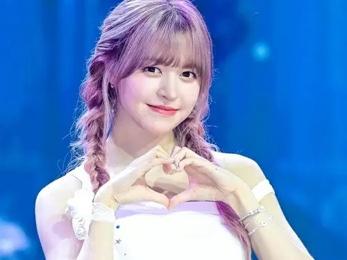 JYPの“実力派”ハーフ美少女！ NMIXX・リリー、天使のビジュアル＆美くびれに称賛の声【PHOTO】