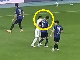 【画像】「サッカーが格闘技に変貌」韓国で試合中に相手の顔面殴打→処分なしの決定が大炎上