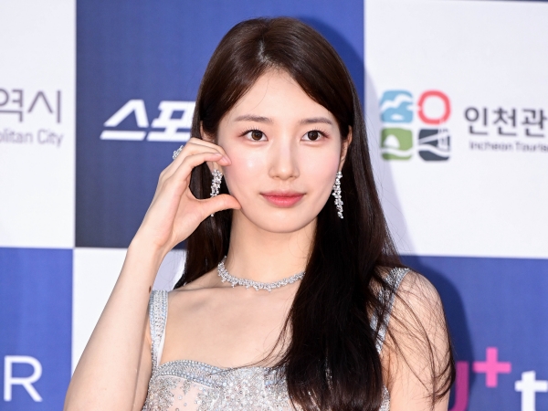 “国民の初恋”女優ペ・スジ、ミニスカートから伸びる“美脚”に釘付け…「言葉にならない美しさ」【PHOTO】