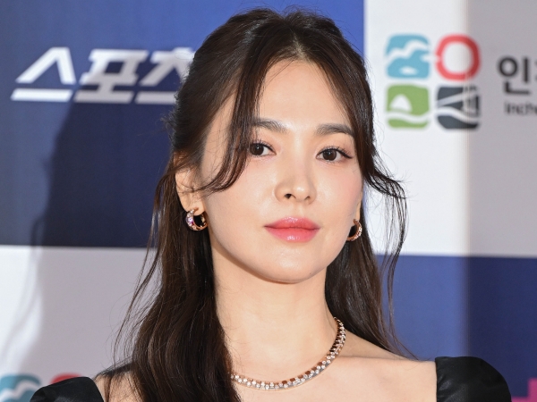 女優ソン・ヘギョ（41）、豪華な美貌を披露！「とてもきれいでしょう？」と思わず絶賛【PHOTO】