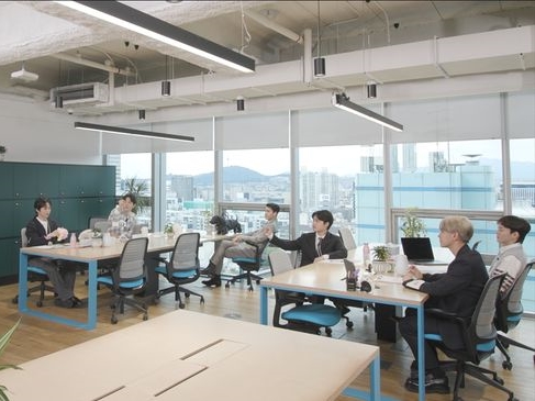 EXOメンバーが会社員に変身!? 新曲にちなんで“新しい飲み物を開発する”バラエティコンテンツ