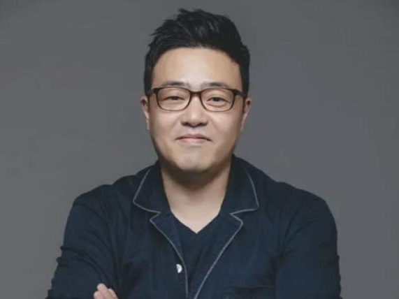 “FIFTY FIFTY騒動の黒幕”とされる外注プロデューサー、記者の質問にも答えず足早に署へ…