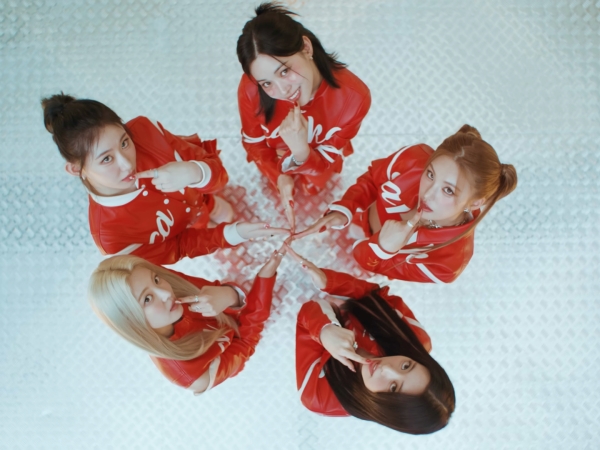 “ケーキダンス”をお披露目！ITZY、タイトル曲『CAKE』のミュージックビデオティーザー解禁