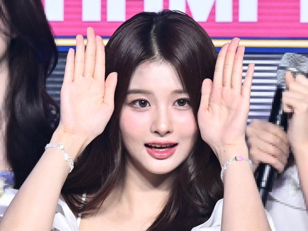 「まるでTWICEサナ＋ツウィ」と話題のNMIXX・ソリュン、教師風の知的メガネ姿にメロメロ【PHOTO】