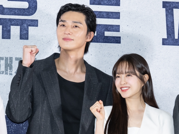 パク・ソジュンとのウエディング写真が話題に…パク・ボヨン、ピンクドレスで“お姫様ビジュアル”披露【PHOTO】