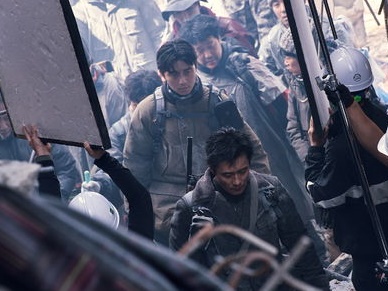 “3階建て”の巨大セットにあ然…『コンクリートユートピア』が既存のパニック映画とは一線を画す理由