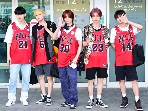 TXT、米音楽フェス「ロラパルーザ」に出演するためアメリカへ！“おそろいのユニフォーム”で登場【空港ファッション】
